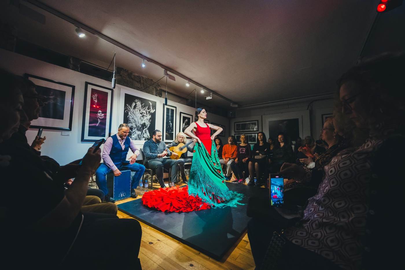 No bleachers, no giant screens: at Festival Flamenco Nòmada, the dance happens just a few feet from whoever's watching. — image 1